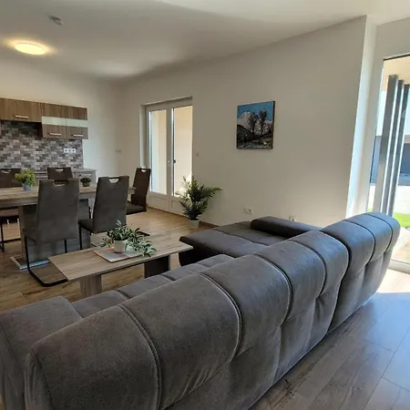 Zea Apartmanhaz Διαμέρισμα *